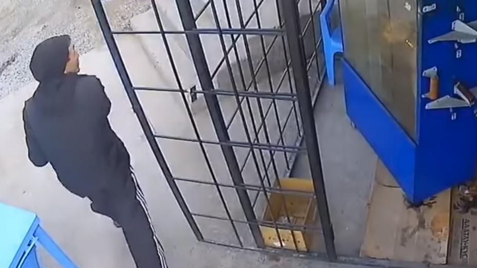 Шымкентте белгісіз біреу 13 секундта ақша мен алтынды қолды қылды