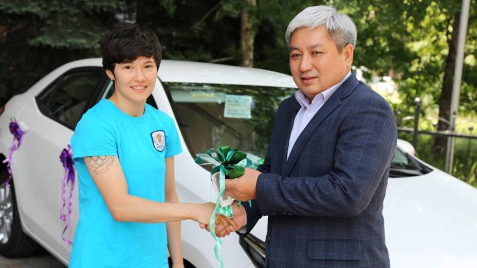 Назым Қызайбайға Toyota Corolla автокөлігінің кілті табысталды