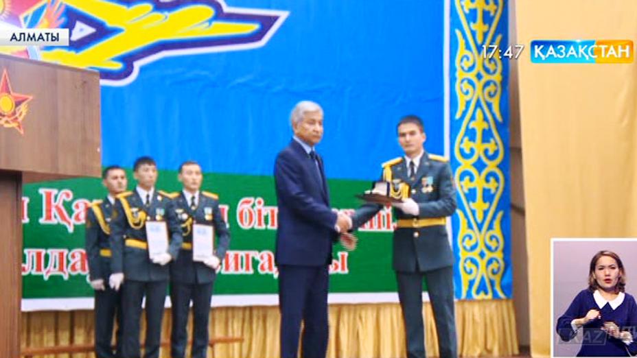 Алматыда Құрлық әскерлерінің үздік жас лейтенанттары марапатталды