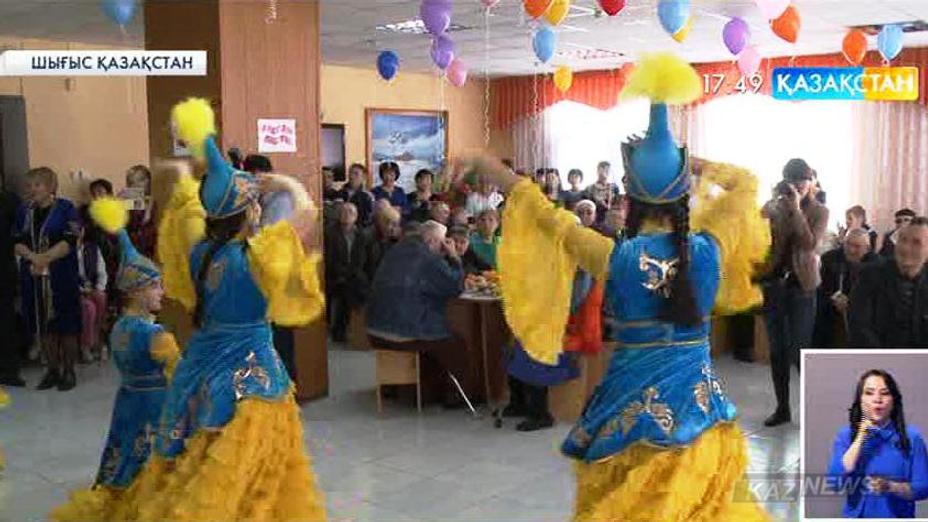 Өскемендік жастар Глубокое ауданындағы Қарттар үйінің тұрғындарын Наурыз мейрамымен құттықтады