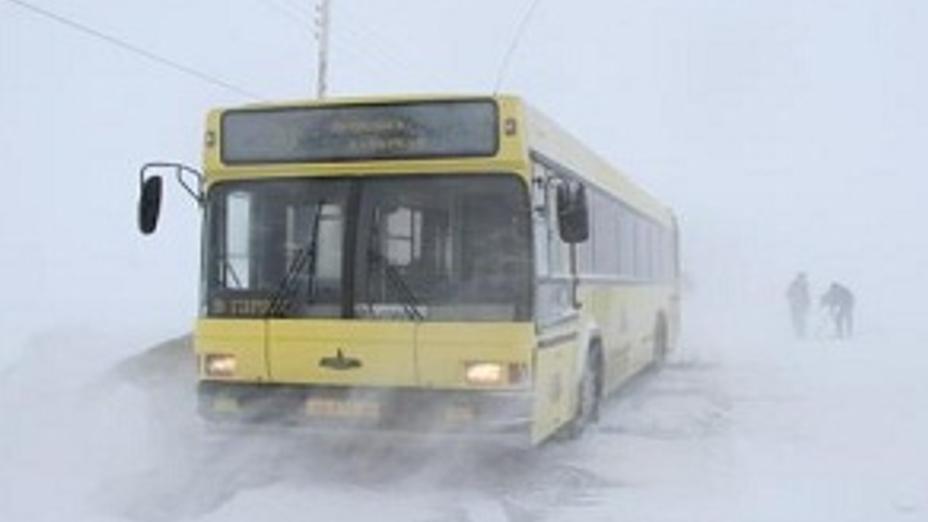 50 пассажиров автобуса спасены с автотрассы в Карагандинской области