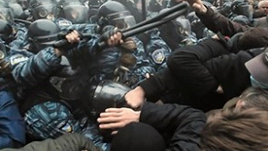«Майдановцы» отобрали у солдат сотни щитов и шлемов