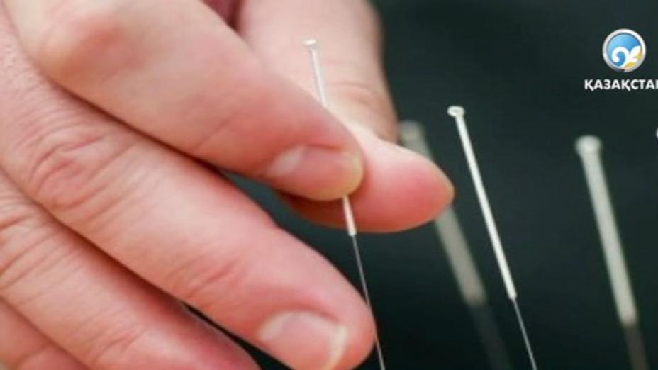 Жыныстық қатынас бар, бірақ суреттері болуы керек газеттер Қыздар резеңке қынаптары бар жігіттерді жұлқылайды