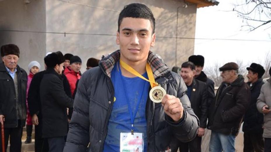 Казахстанец стал чемпионом мира по борьбе на поясах