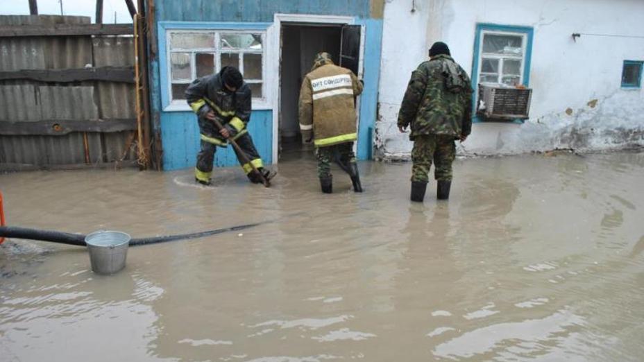 Более 530 человек эвакуированы из подтопленных в результате проливных дождей домов в Атырау
