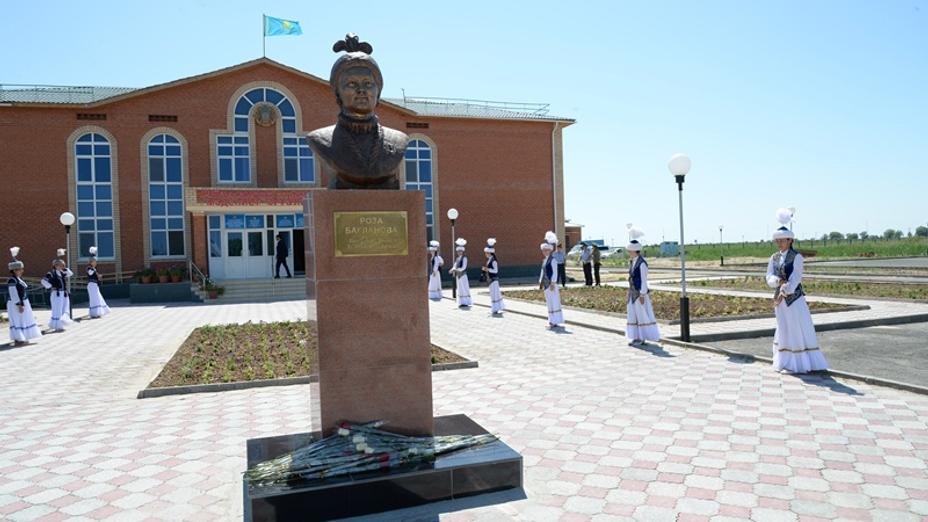 Бюст народной артистки СССР Розы Баглановой установлен в Казалинском районе Кызылординской области