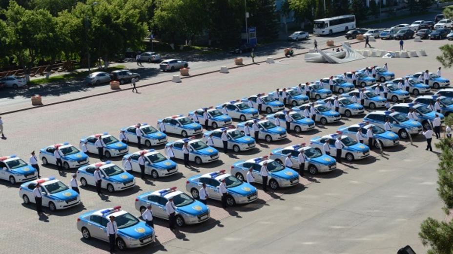 Әділбек Жақсыбеков елордалық полиция қызметкерлеріне жаңа 40 қызметтік көліктің кілтін табыс етті