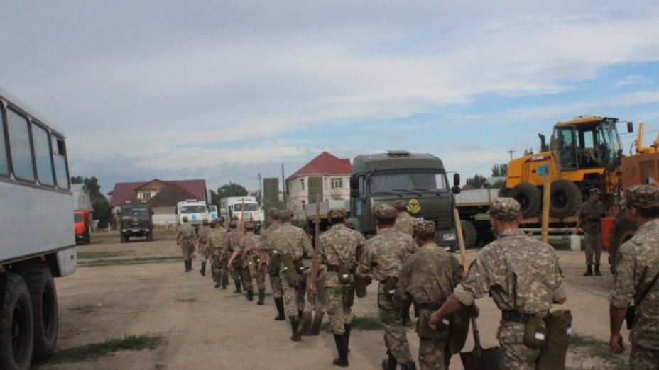 Более 1000 тонн грязекаменной массы ежедневно вывозят военные из пострадавших от селя районов Алматы