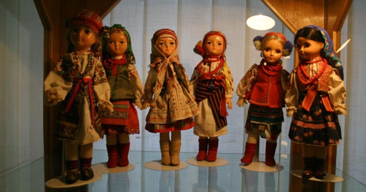 Деревянная кукла одна из первых игрушек впр. Музей игрушек Костанай. Московский музей игрушки 1918. В Москве основан первый в мире государственный музей игрушки. Государственный музей игрушки в Москве.