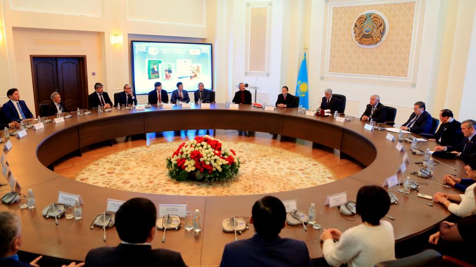 Мұқағали мен Бердібек шығармалары ағылшын тілінде жарық көрді