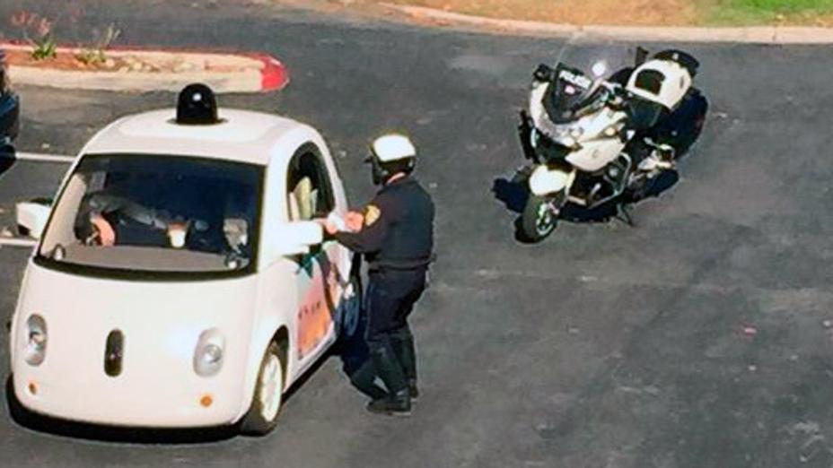 В США полицейские остановили автопилот Google за медленную езду