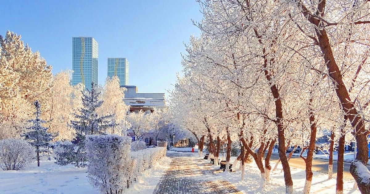 Солнечный зимний день в городе Солнечный зимний день в городе