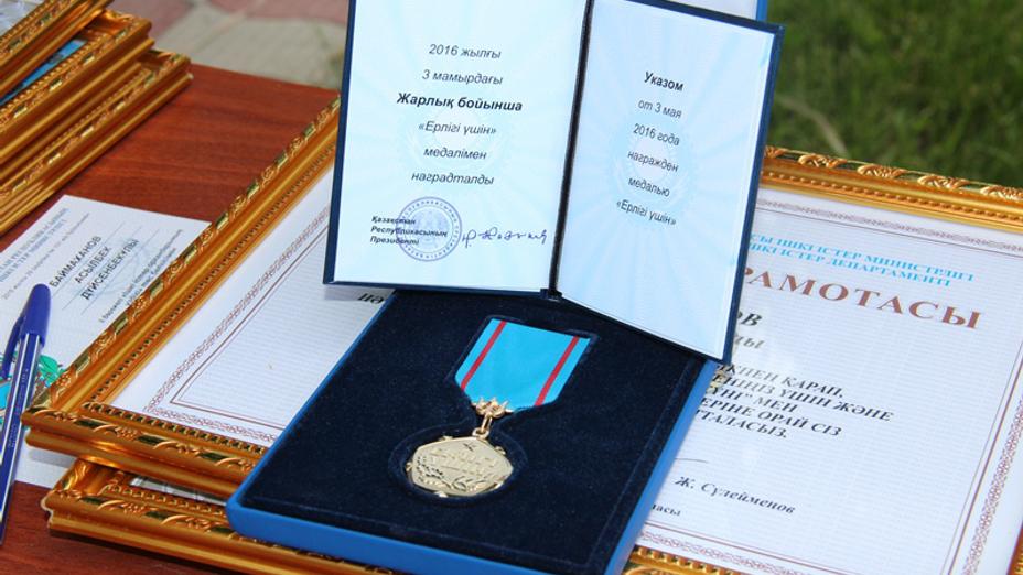 Алматыда өзіне қол салғысы келген қызды құтқарған полицей марапатталды