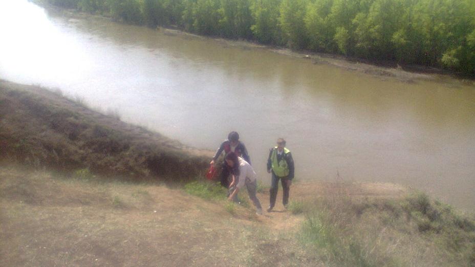 Петропавл полицейлері өзенге құлаған қызды құтқарды