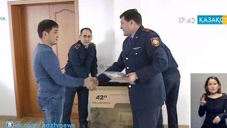 Астанада ұрыларды ұстауға көмектескен такси жүргізушісі марапатталды